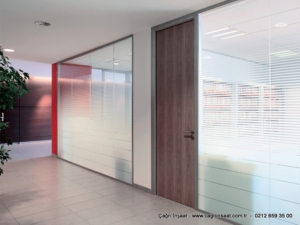 Cam bölme sistemleri kullanılarak tasarlanmış toplantı odası izolasyonu – Man Ofis