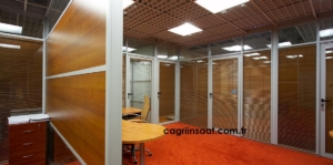 siyah-profilli-cam-bolme-duvar